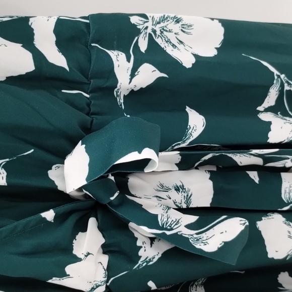 BloomChic faux wrap but has elastic waist dress size 12 green white floral - Picture 6 of 8